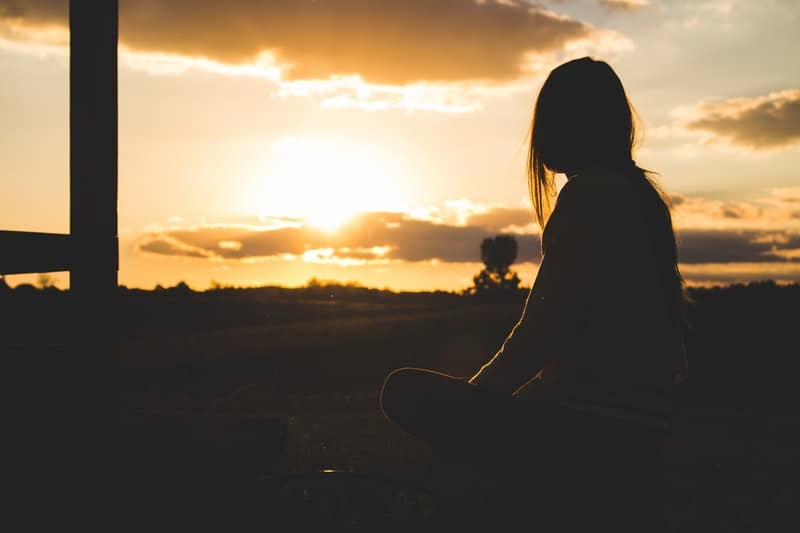 silueta de mujer mirando al cielo