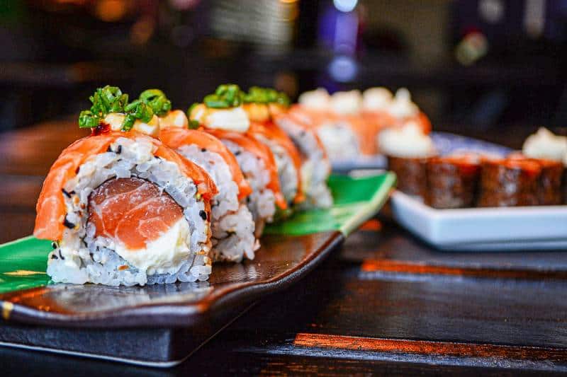 sushi en plato de cerámica blanca