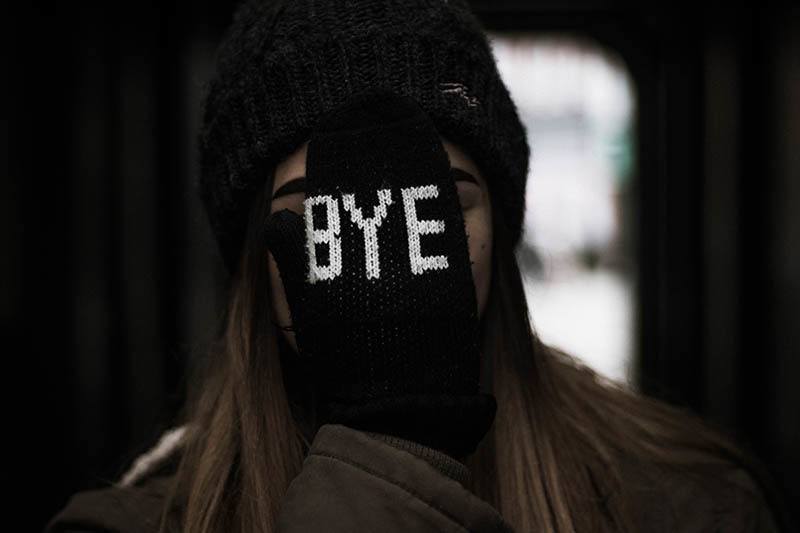 mujer con guante y cartel