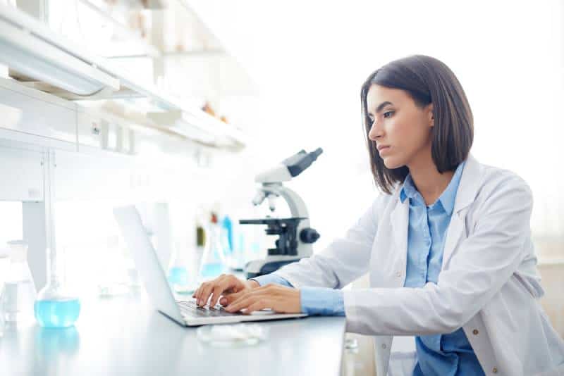 mujer trabajando en laboratorio