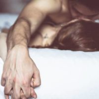 apasionada pareja besándose en la cama