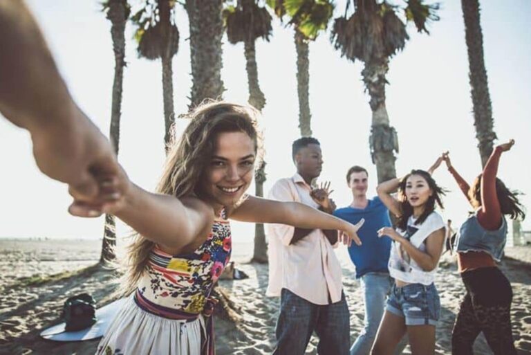 una mujer se hace una foto con amigas