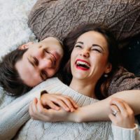 pareja riendo en el suelo