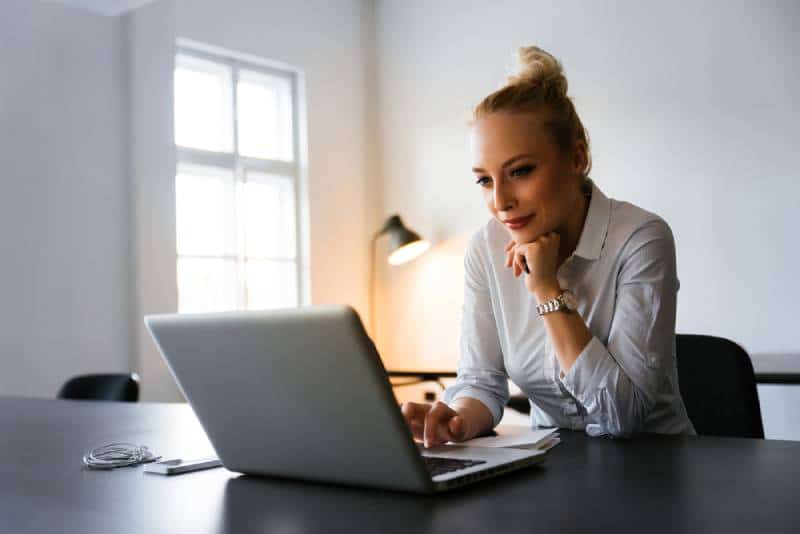  Mujer de negocios leyendo noticias en la web