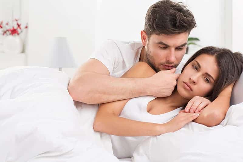 Ritratto di una giovane coppia eterosessuale infelice in camera da letto