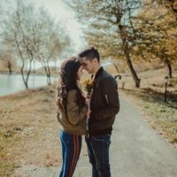 pareja romántica cara a cara cerca de un lago
