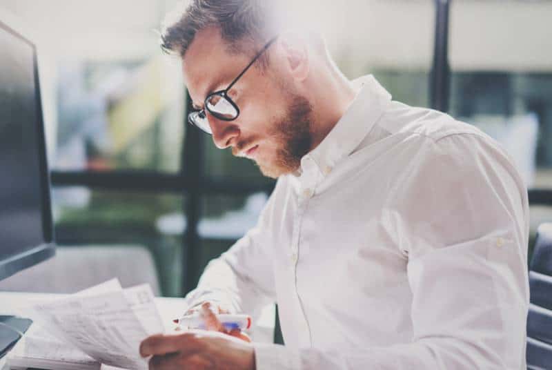  uomo d'affari barbuto che lavora in ufficio moderno