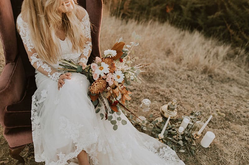 novia con su ramo de flores