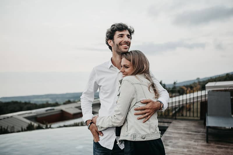 pareja de enamorados abrazados