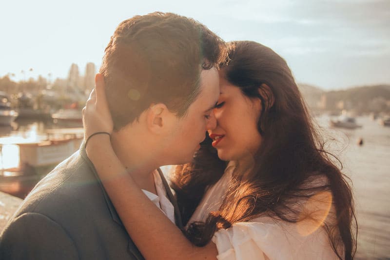 casal a beijar-se à luz do sol