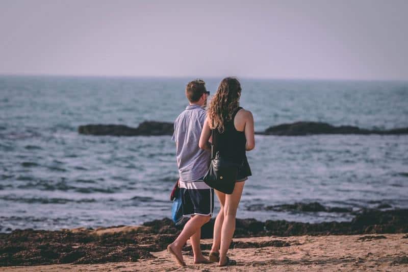 casal a passear junto ao mar