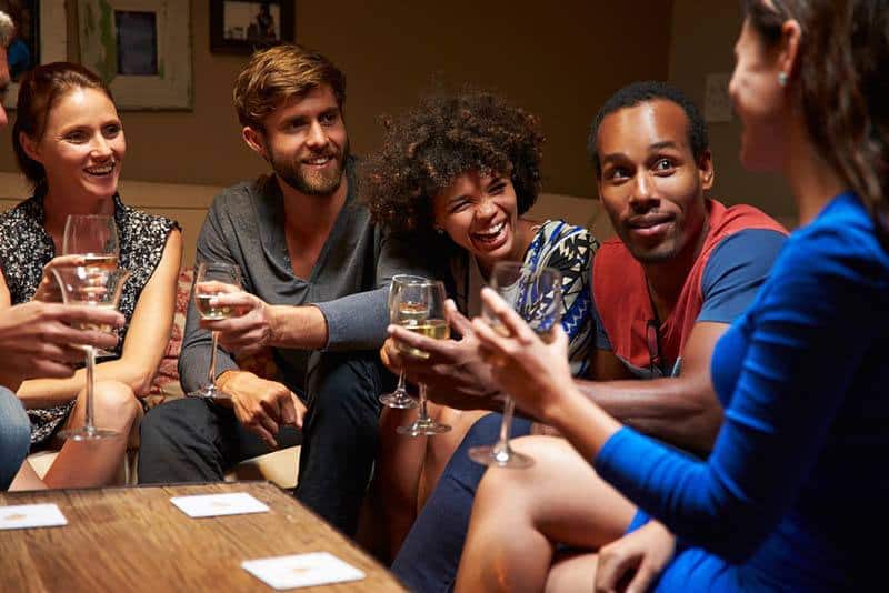 amigos tomando una copa y charlando