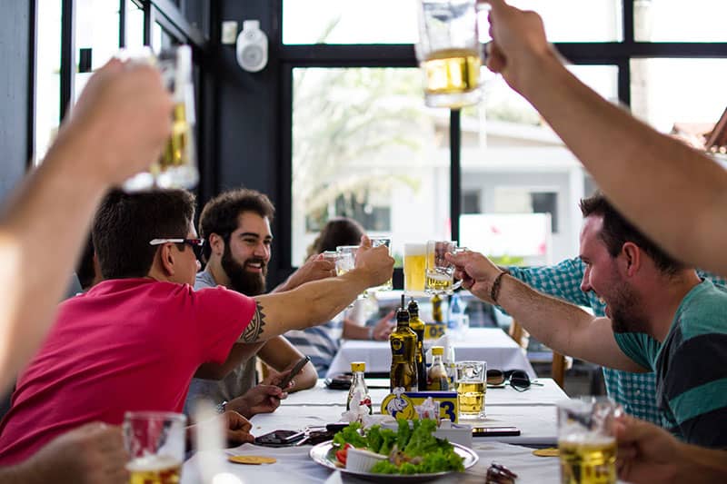 amici al ristorante che bevono una birra