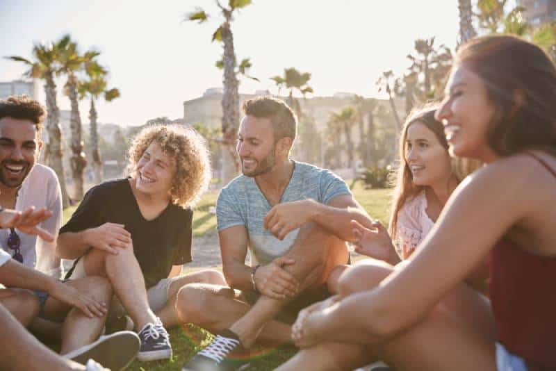 Gruppe von Freunden, die draußen lachen