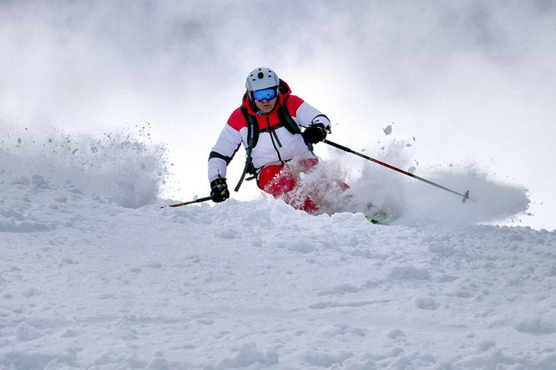 homem a esquiar na neve