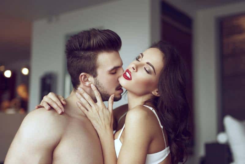 sensual hombre y mujer ta casa