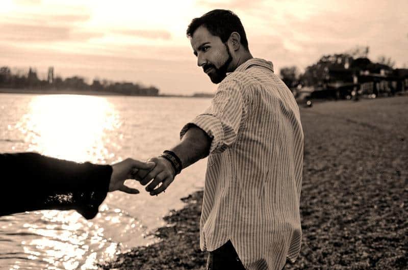 10 Things That Make Him Think She’s Desperate