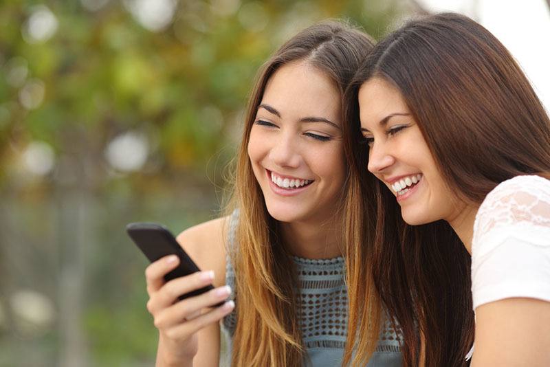 Si tú y tu mejor amiga sois súper íntimas, os enviaréis estos 12 mensajes de texto