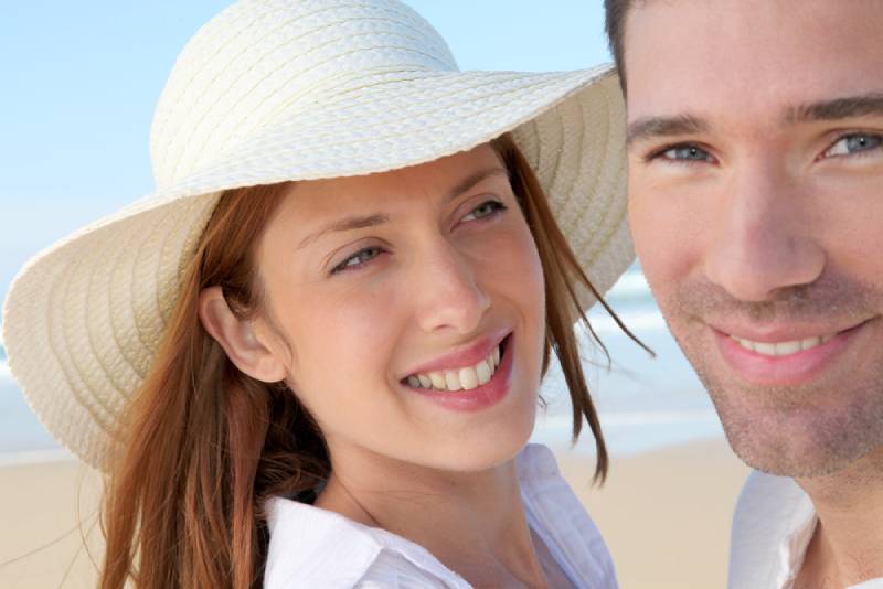 sorrindo casal na praia