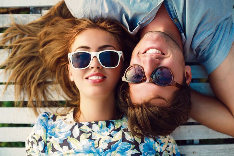 giovane coppia elegante con occhiali da sole