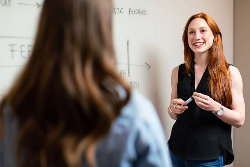 insegnante che parla con lo studente