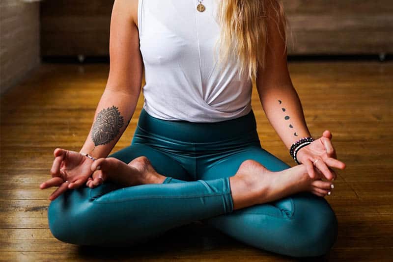 mulher a meditar em casa