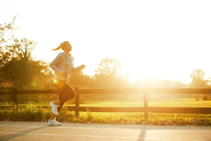 donna che corre sul tramonto