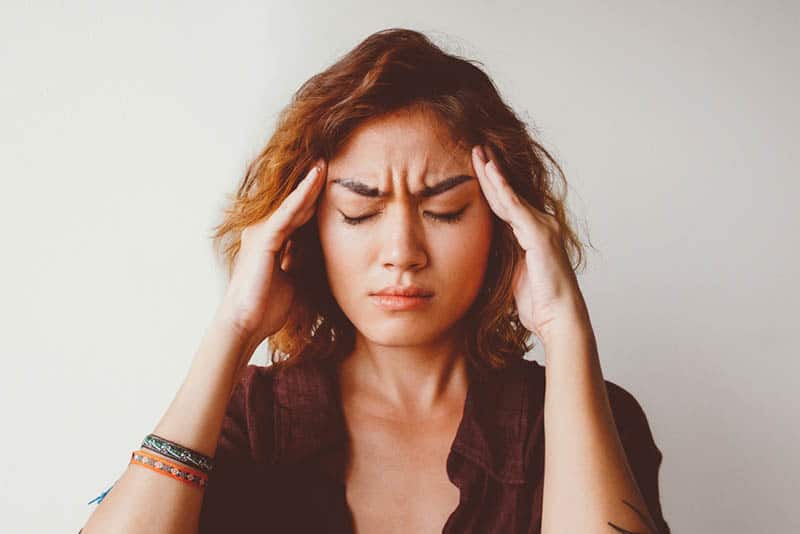 mujer con dolor de cabeza