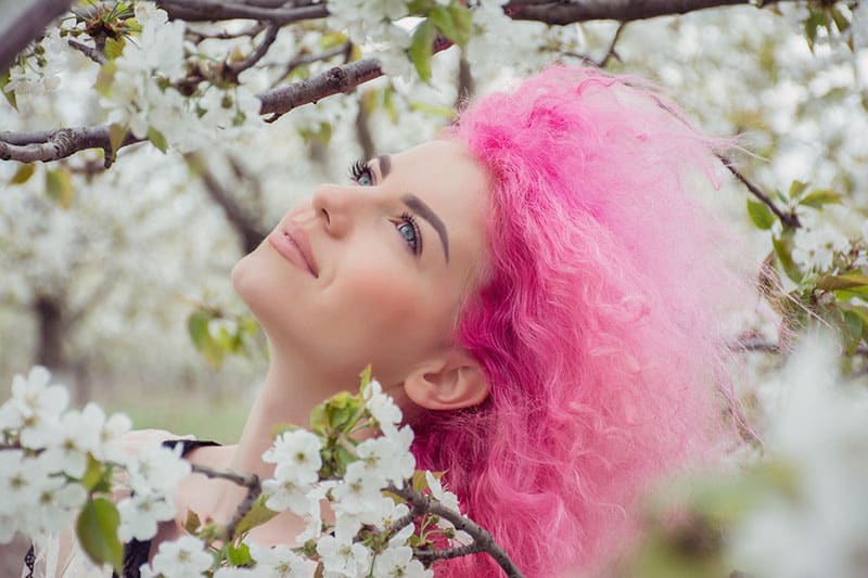 mujer con pelo rosa modelando