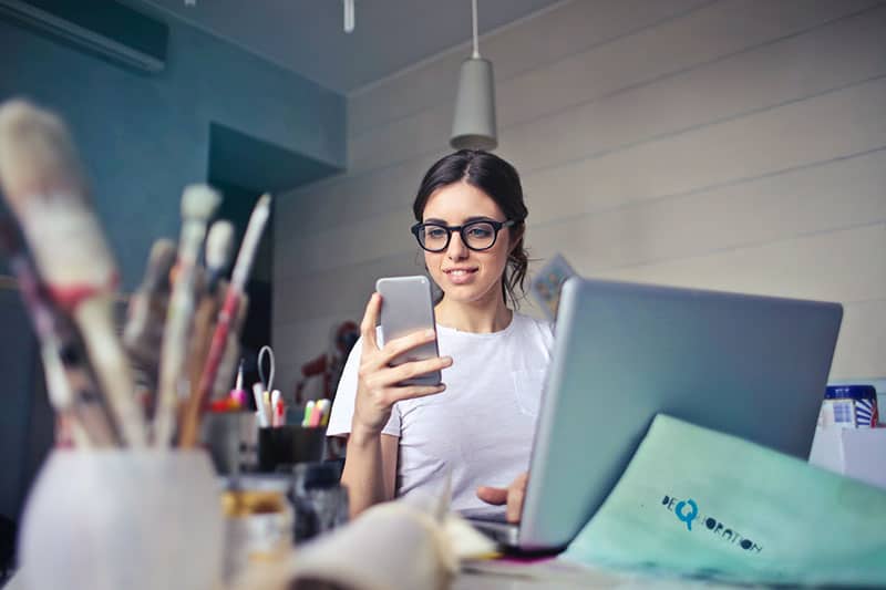 mujer trabajando en la oficina