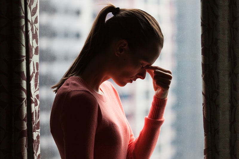 mujer preocupada por su cabeza