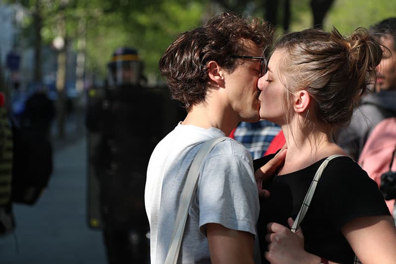 joven pareja dándose un beso francés