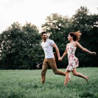 coppia felice che corre sull'erba