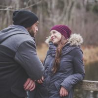 hombre flirteando con mujer en la naturaleza