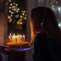 foto de nacimiento a punto de soplar las velas de cumpleaños