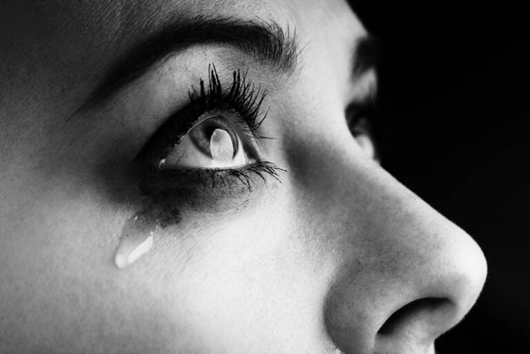 fotografia em grande plano de uma mulher a chorar