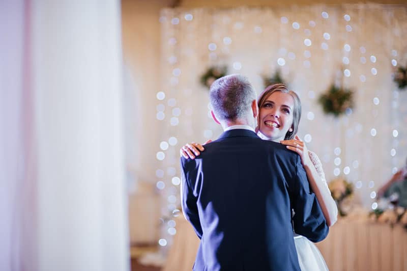 papà che balla con la figlia