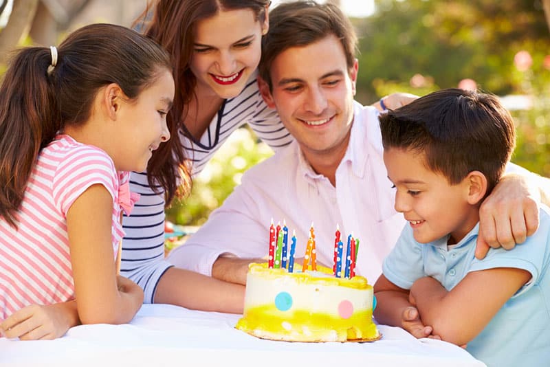 famiglia che festeggia il compleanno