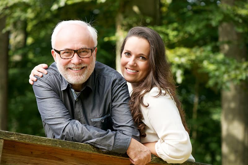  lycklig pappa och dotter poserar