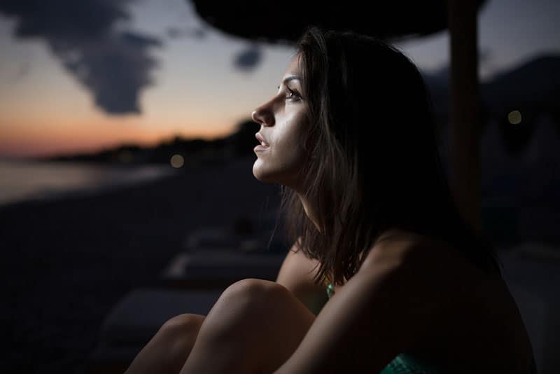 mujer atenta mirando al cielo de noche