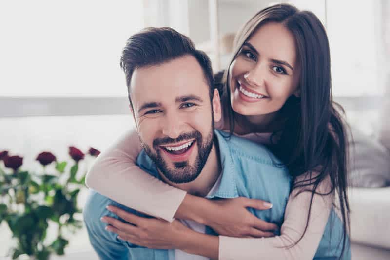 retrato de pareja sonriente en casa