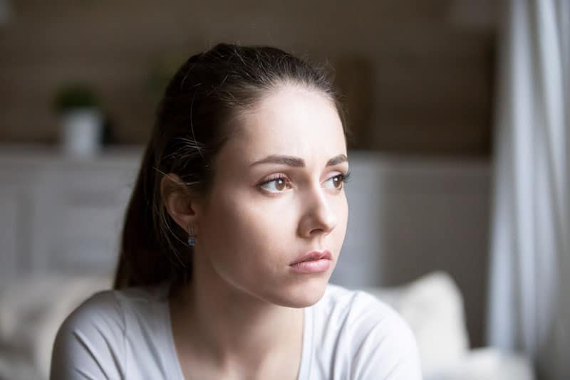 mujer triste mirando a la distancia