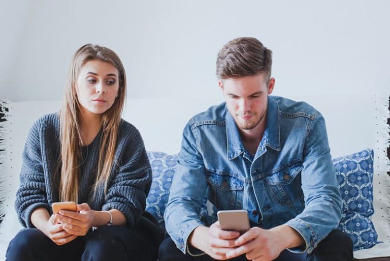 6 Surefire Signs He Is Flirting Online