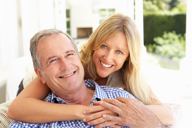 Padre e figlia sorridenti in posa