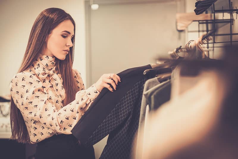 vrouw op zoek naar kleding