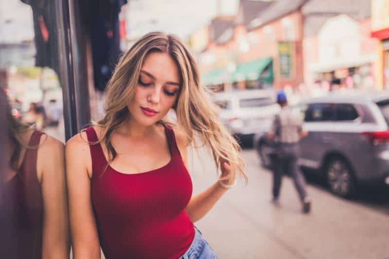 mujer con top rojo en la calle