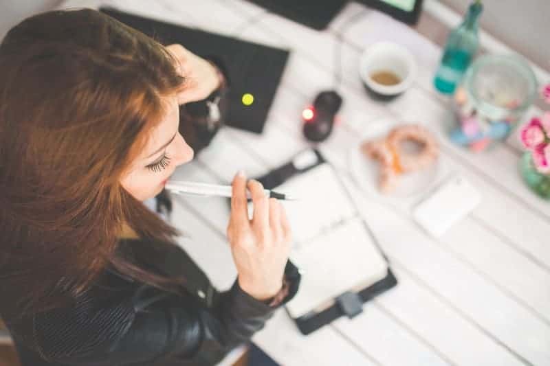 mujer trabajando y pensando