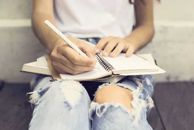 mujer escribiendo un diario