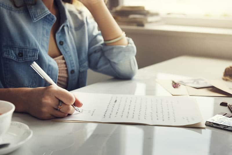 mujer escribiendo una carta