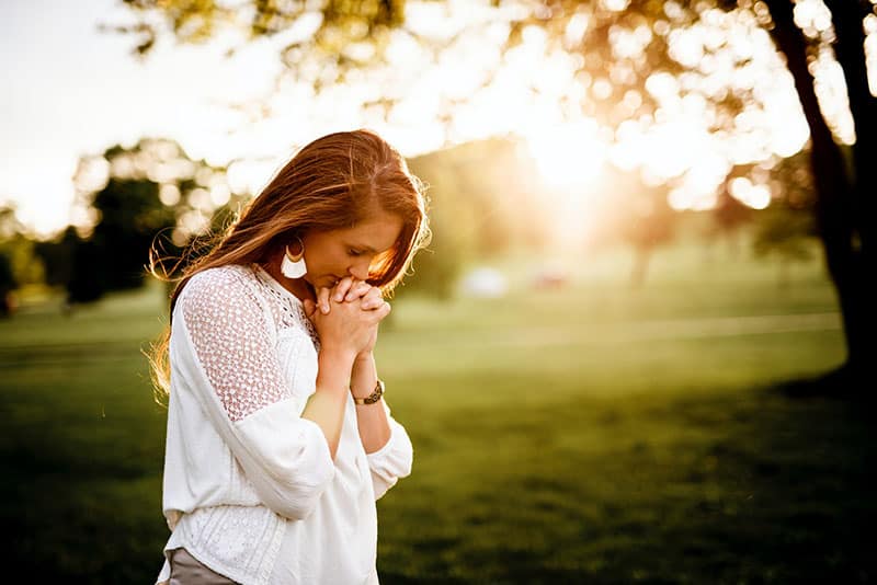 jovem mulher consciente de pé ao ar livre